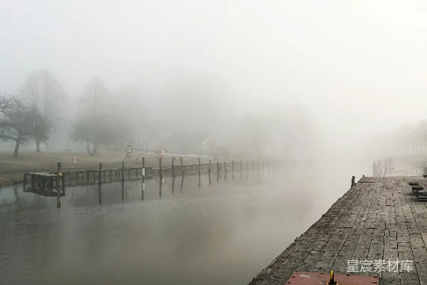 高清摄影 雾天湖边的一个码头