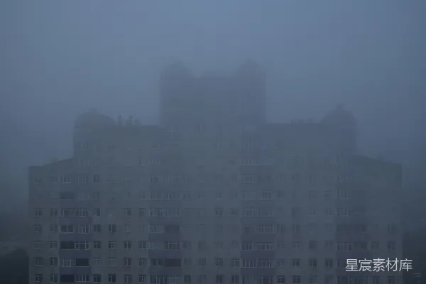 高清摄影 一座带有时钟侧面的大型白色建筑