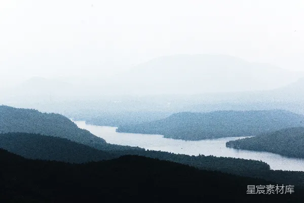 高清摄影 山间环绕的一片水域的景象