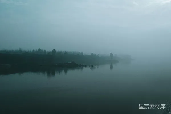 高清摄影 夜雾中陆地的轮廓及其周围的树木