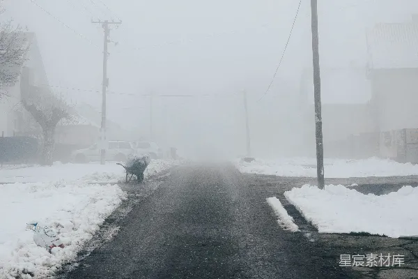 高清摄影 背景中有积雪的道路和电线。