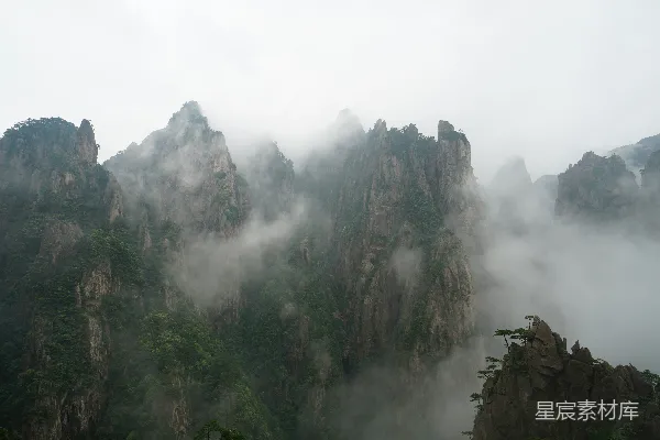 高清摄影 白天山被雾环绕