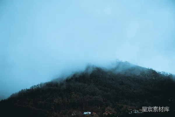 高清摄影 雾天看田间 houses 山的风景