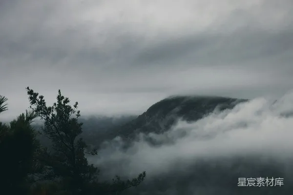 高清摄影 有雾的山