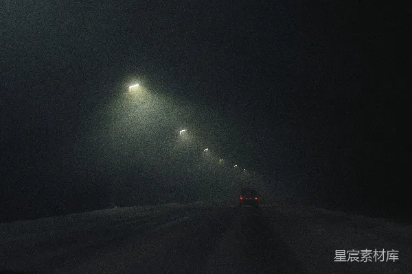 高清摄影 夜晚路上的一辆黑车
