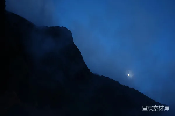 高清摄影 白天山的轮廓在蓝天中