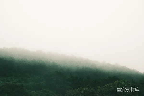 高清摄影 一架飞机飞掠着一片翠绿的山坡上空