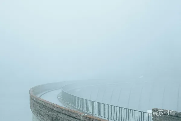 高清摄影 水边一片迷蒙的雾天