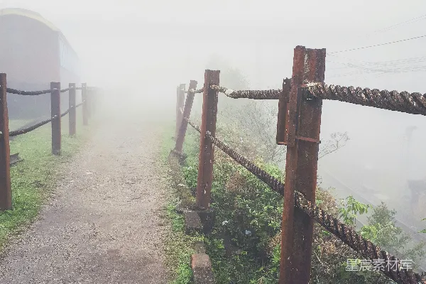 高清摄影 含雾的路径