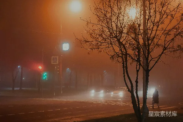 高清摄影 夜晚的一条雾气缭绕的小街道，街灯闪烁。