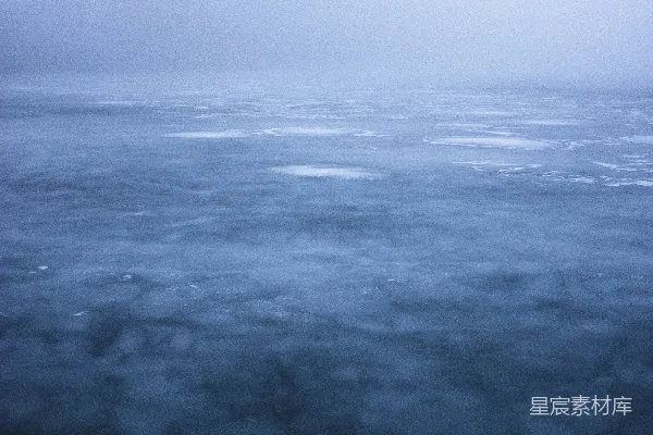 高清摄影 海浪在白天拍打着海岸