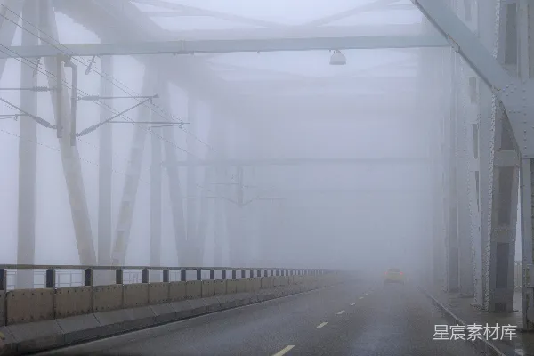 高清摄影 浓雾遮蔽了前方的桥梁和湿路。