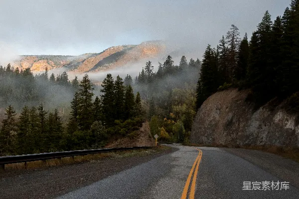 高清摄影 背景中有座山的道路