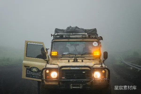 高清摄影 白黑相间的Jeep Wrangler在路上