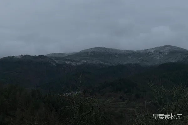 高清摄影 山峦远景中一条道路的俯视