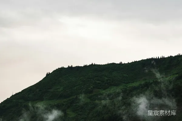 高清摄影 白天绿山白云下