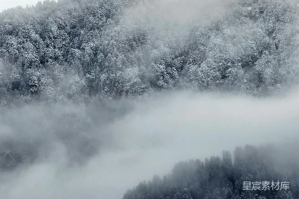 高清摄影 一幅黑白照片，山峦被雾气覆盖。