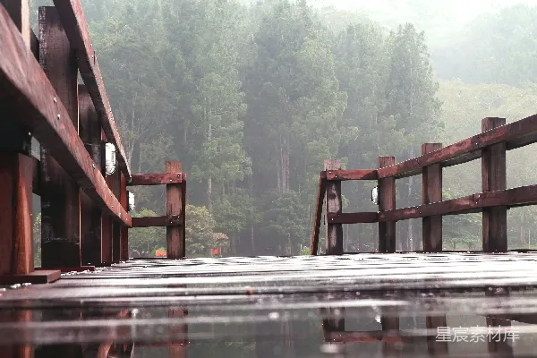 高清摄影 木桥横跨河上