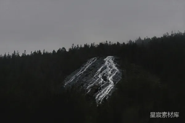 高清摄影 远处有一座高大的山峰，有一些树木在背景中。