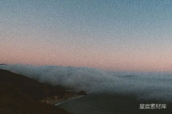 高清摄影 夕阳下的山间景色蒙上了一层薄雾