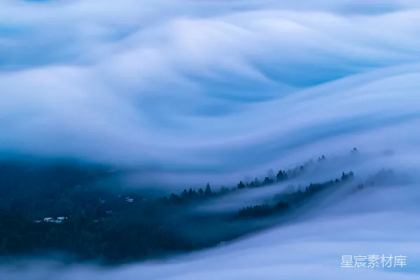 高清摄影 山间云雾缭绕的一景