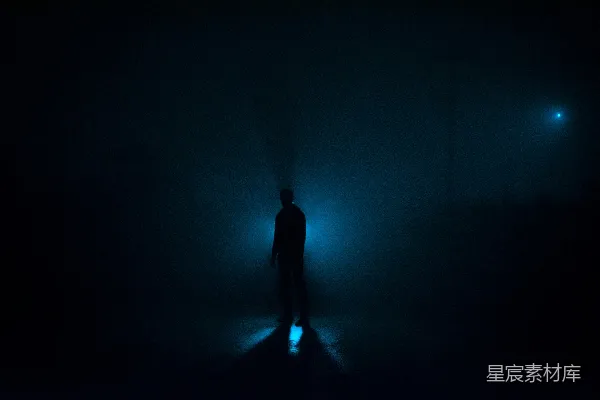 高清摄影 一个在黑暗中站着的人拿着手电筒