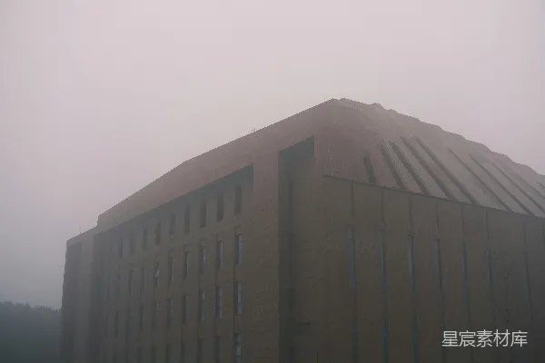 高清摄影 有雾的天空中的建筑
