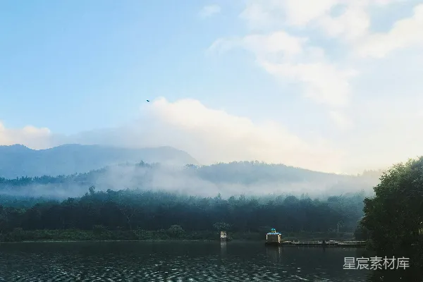 高清摄影 山环水绕的一片水域