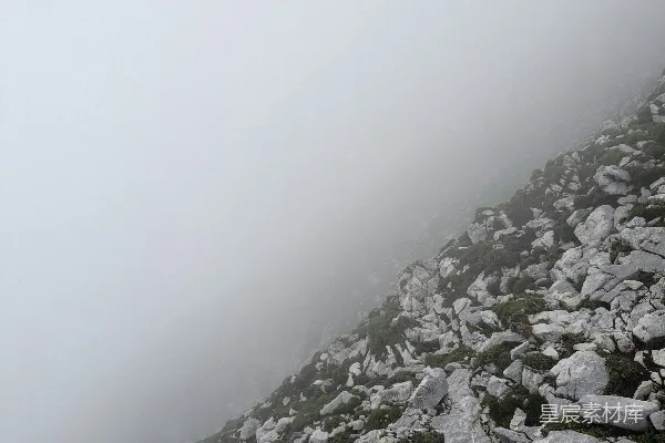 高清摄影 山顶上站立着一个人