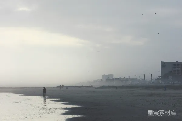 高清摄影 海边一个人站在沙滩上。