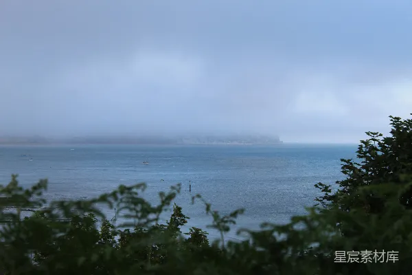 高清摄影 雾蒙蒙的海景远处有一片陆地。