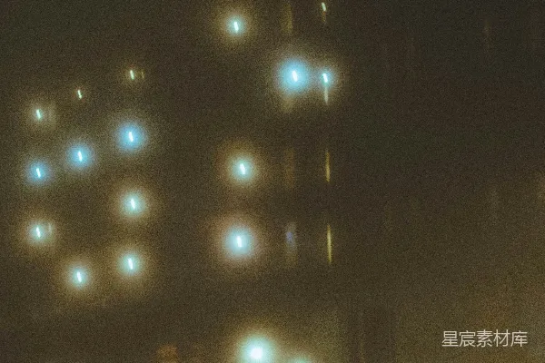 高清摄影 一个有路灯的夜晚，背景中有一座建筑。
