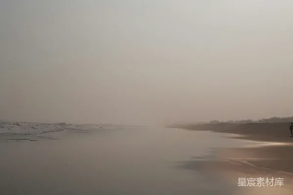 高清摄影 海滩上的水面被阳光照耀着