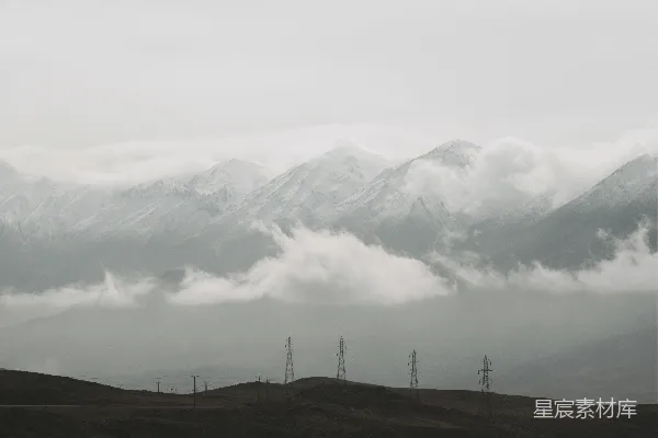 高清摄影 背景中有座山的田野