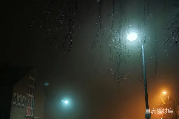 高清摄影 夜晚街道上的路灯亮了起来