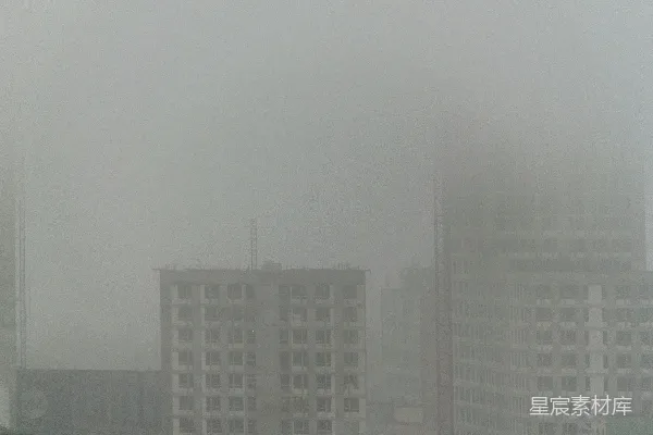 高清摄影 一架飞机在雾天飞过一座城市。
