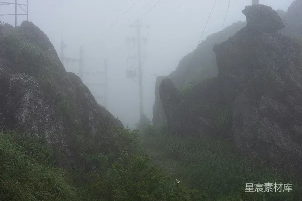 高清摄影 山间雾气缭绕的场景，岩石和植被错落有致。