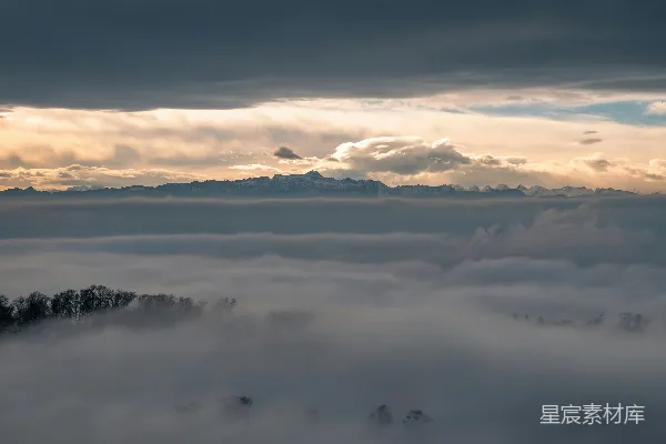 高清摄影 低垂云雾覆盖的山景