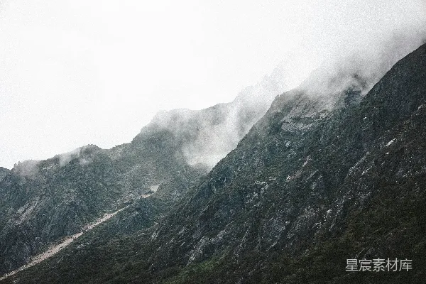 高清摄影 白天绿黑山间白云之上