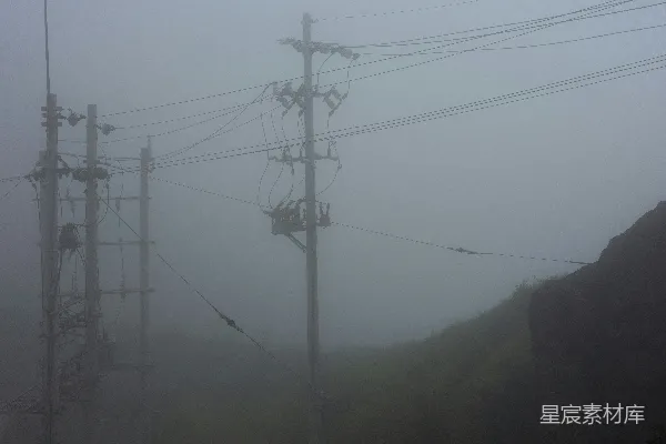 高清摄影 电力线消失在浓雾中。