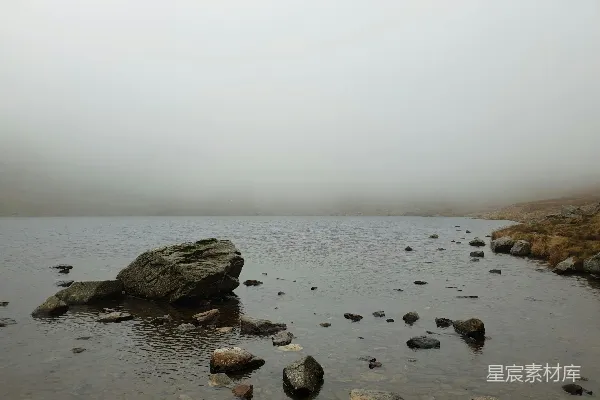 高清摄影 白天水体中的岩石