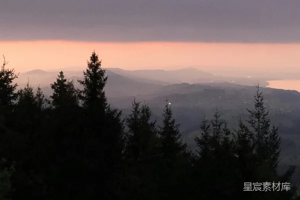 高清摄影 山间绿树映着夕阳