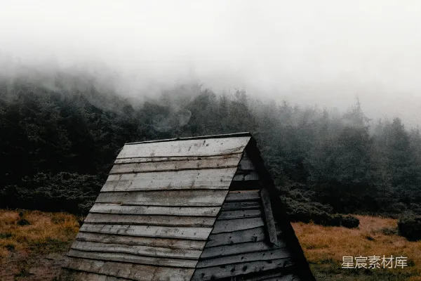 高清摄影 田野中的一座木结构建筑