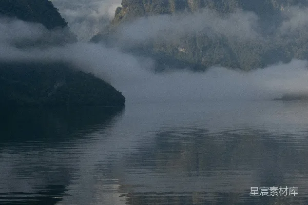 高清摄影 山间湖畔的白天景色