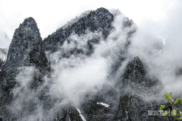高清摄影 云雾缭绕的山在阴天里