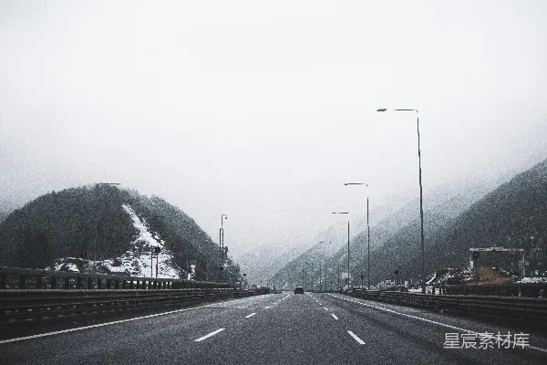高清摄影 白天的黑色沥青路