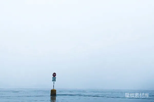 高清摄影 一个站在大水域中央的杆子上的人员
