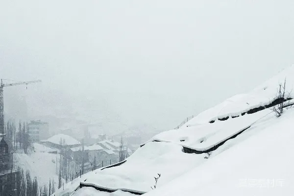 高清摄影 一个男子在雪覆盖的山坡上滑雪下滑