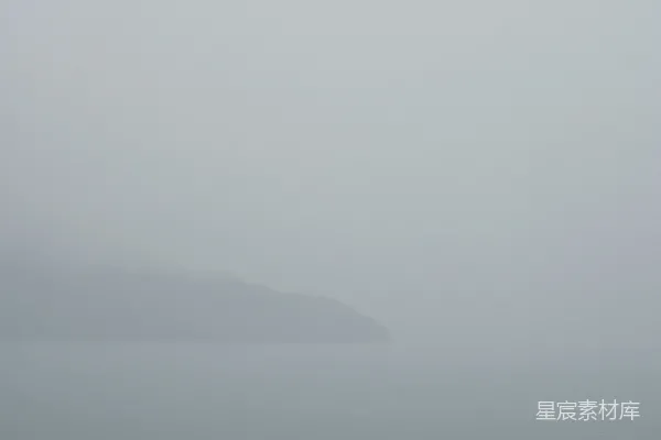 高清摄影 一艘孤舟漂浮在一片雾茫茫的大海中