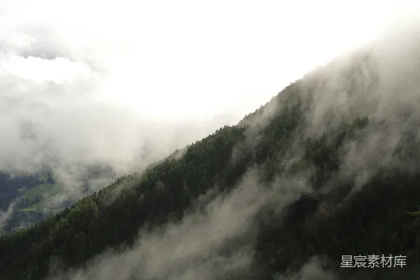 高清摄影 笼罩在雾和低垂云层中的山峦